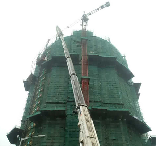 尖扎吊车在工地上作业